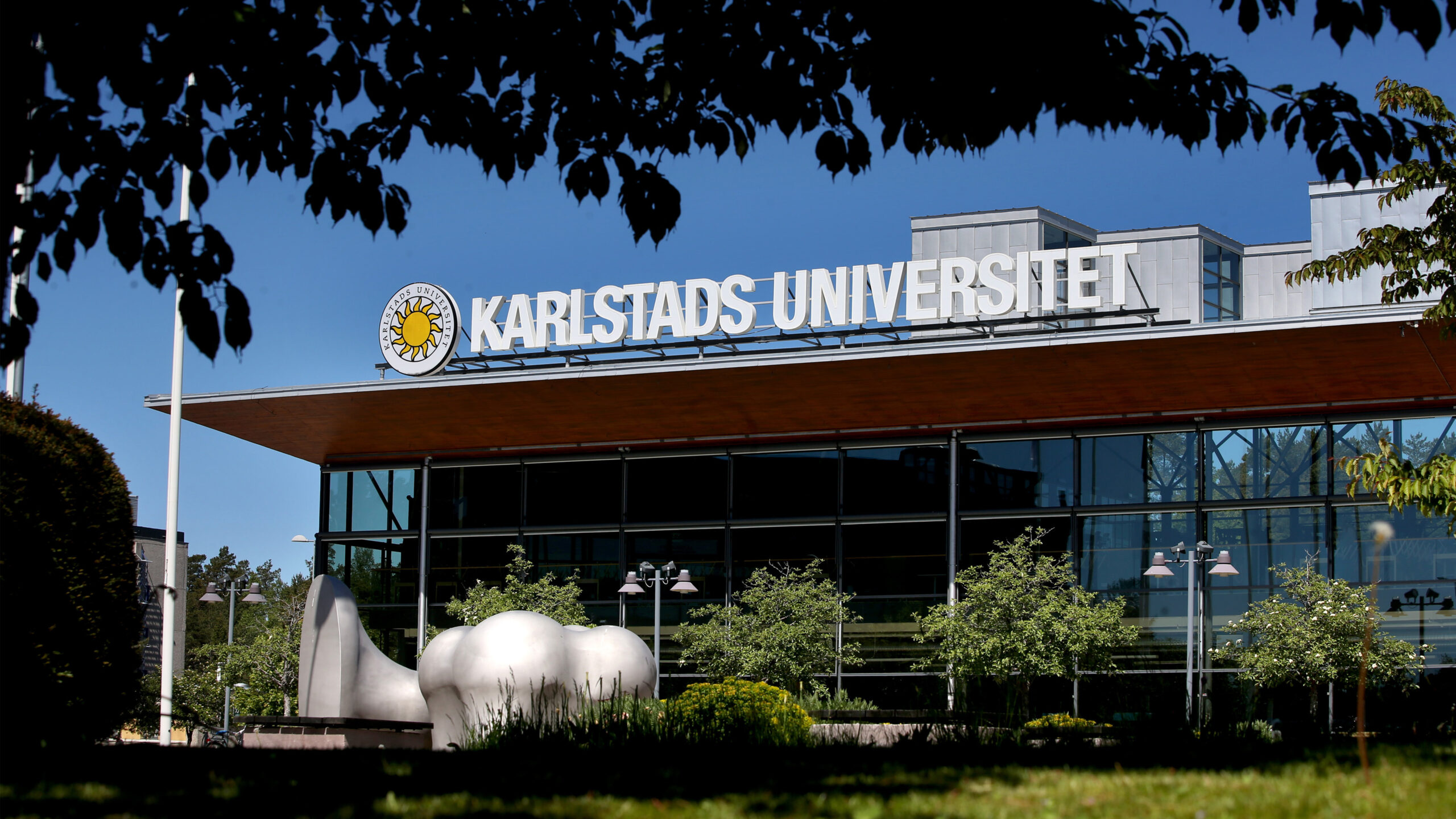 Fasad och Karlstads universitets logotyp